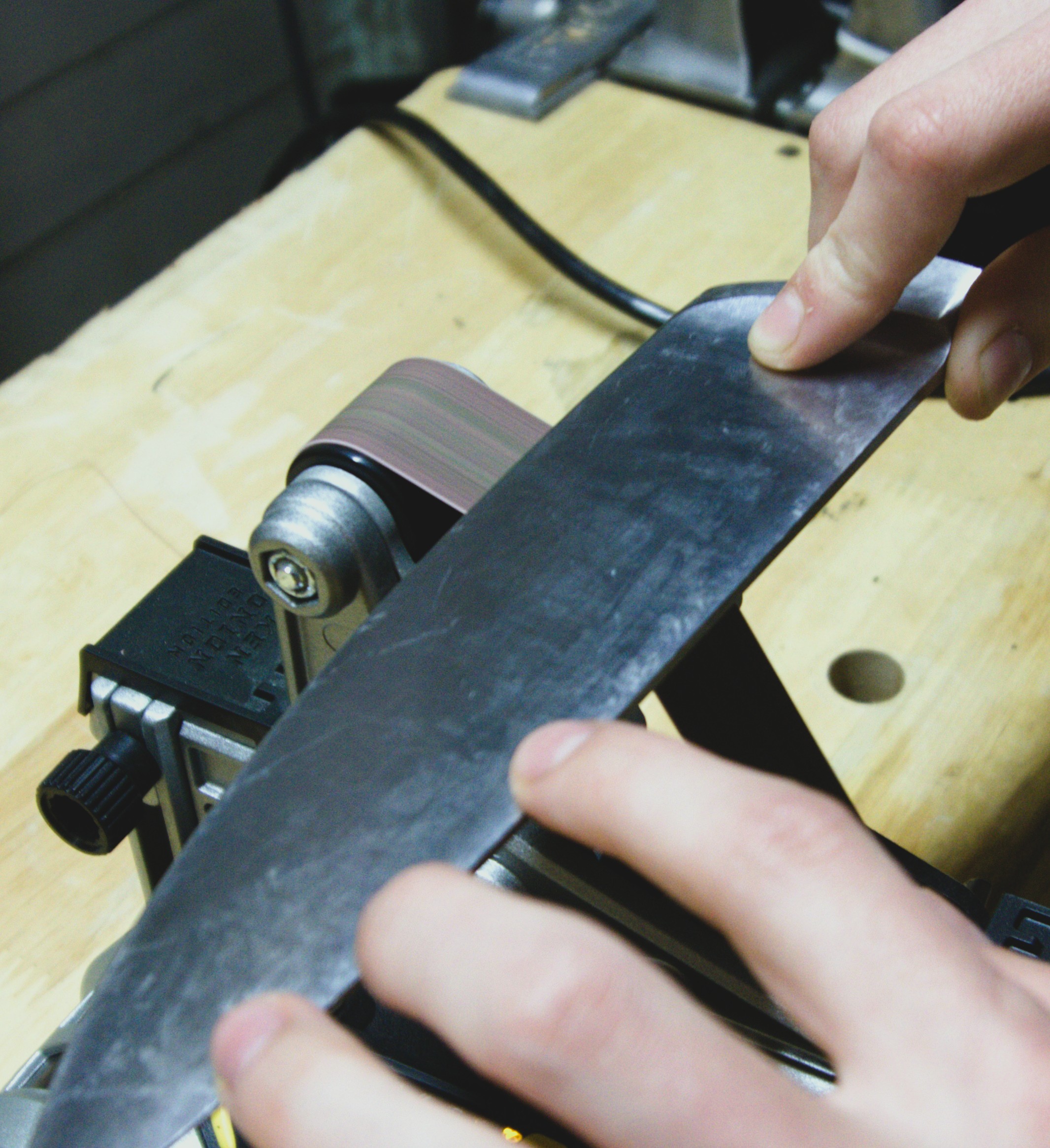 Sharpening knife on belt grinder